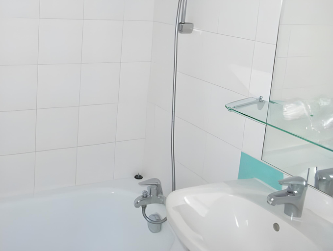 Bathroom 3, Logis Hotels - Hotel et Restaurant de la Montagne Noire, Tarn