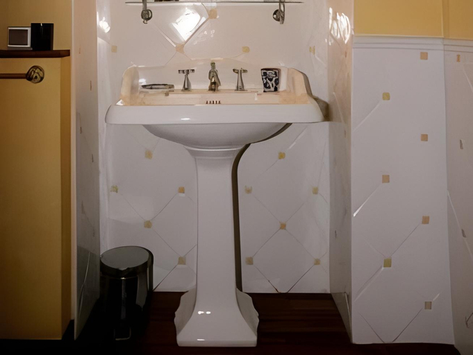 Bathroom 3, Chambre d'hotes Le Petit Tertre, Côte-d'Or
