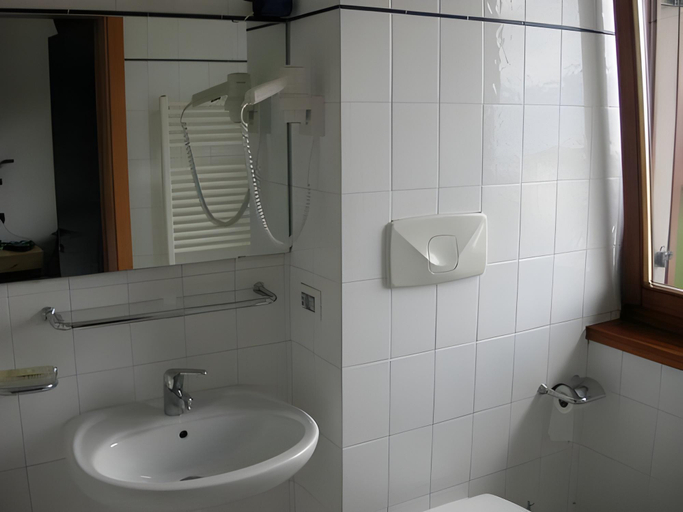 Bathroom 4, Martinella, Trento