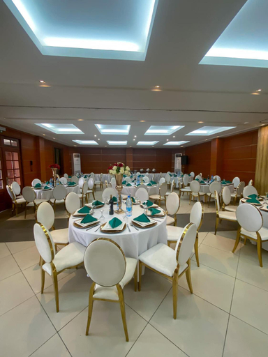 Food & Drinks 5, Hotel Vallee Des Princes, Wouri