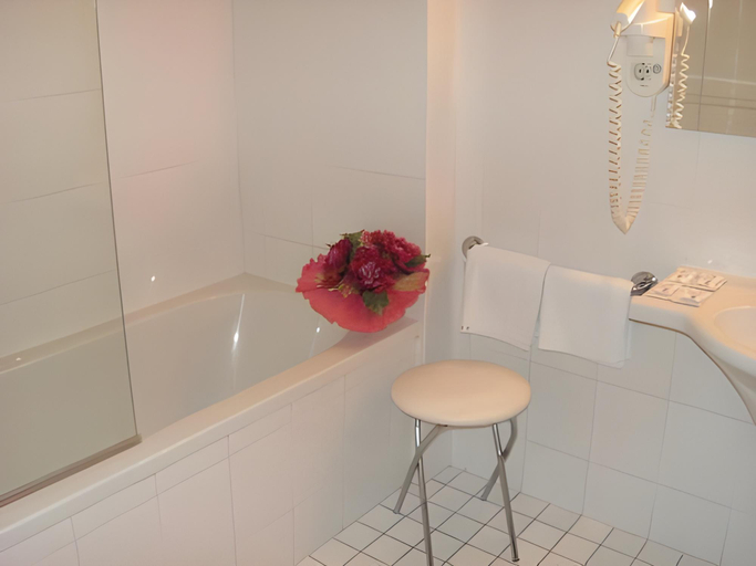 Bathroom 2, Hotel Lokomotive, Linz
