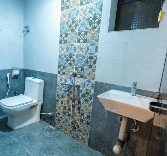 Bathroom 3, Artham Guesthouse, North Goa