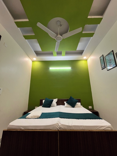 Bedroom 2, Hotel Silver Inn, Gautam Buddha Nagar