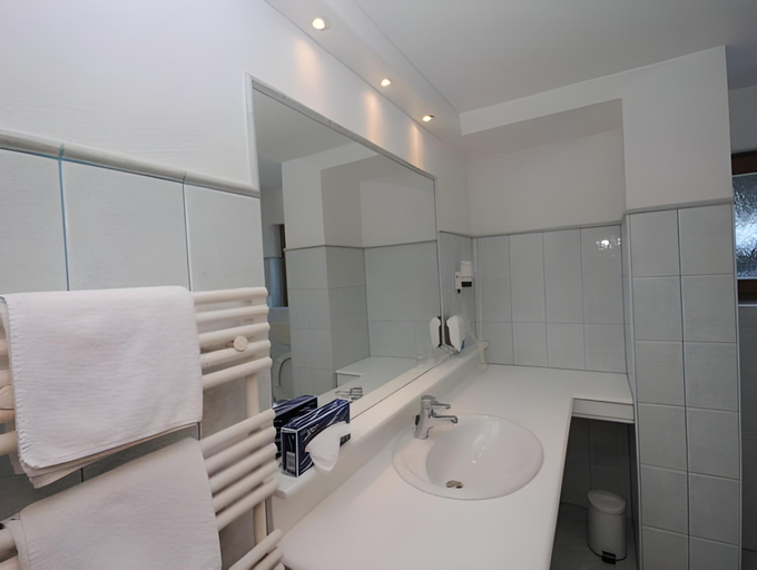 Bathroom 4, Hotel Zur Post, Kufstein