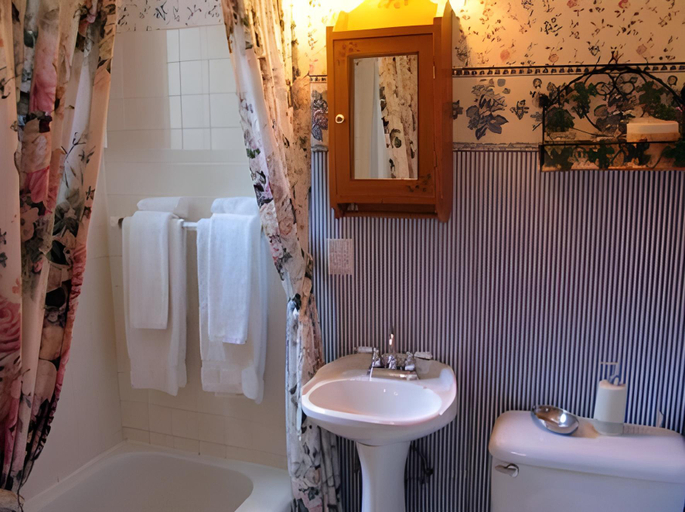 Bathroom 2, La Belle Victorienne, Memphrémagog