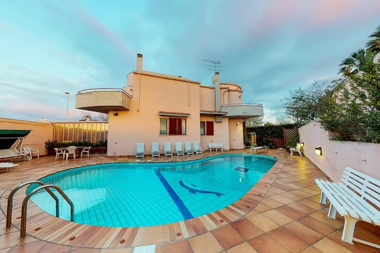 Sport & Beauty 2, Villa con piscina e giardino a due passi dal mare., Cagliari