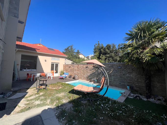 Others 4, Maison moderne et spacieuse avec piscine, Rhône