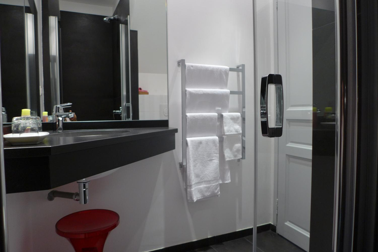 Bathroom 3, Les Versaillaises, Yvelines