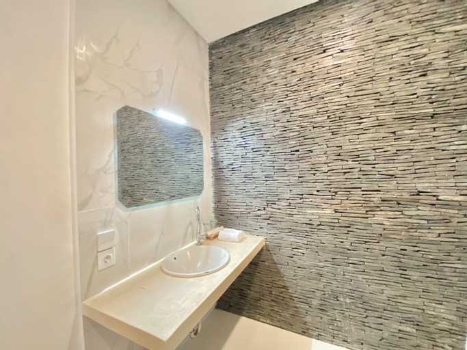 Bathroom 13