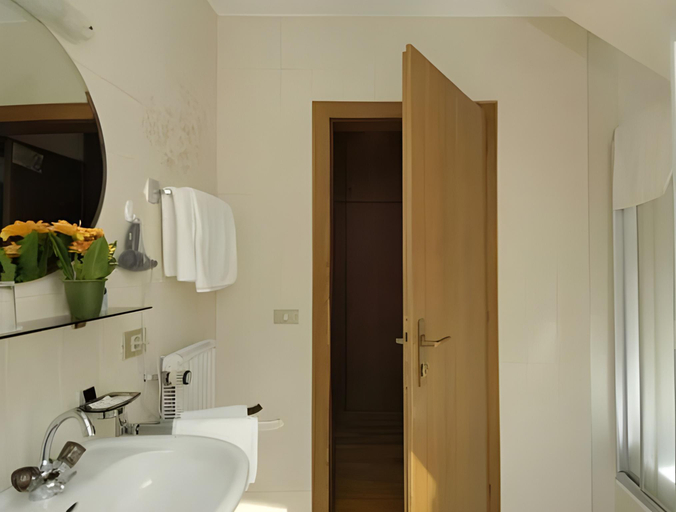 Bathroom 1, Garni Hauenstein, Bolzano