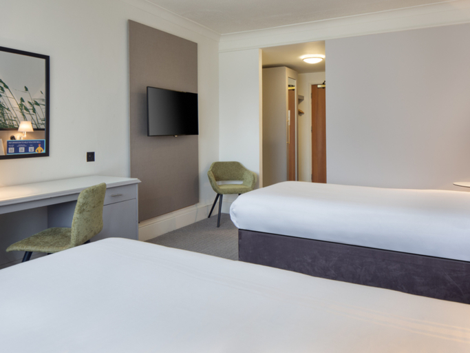 Bedroom 3, Mercure Daventry Court Hotel, Northamptonshire