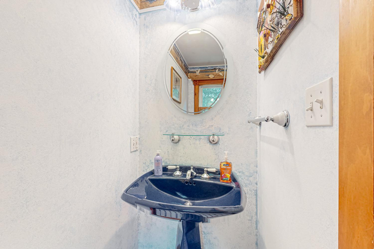 Bathroom 3, York's Beach Charmer, York