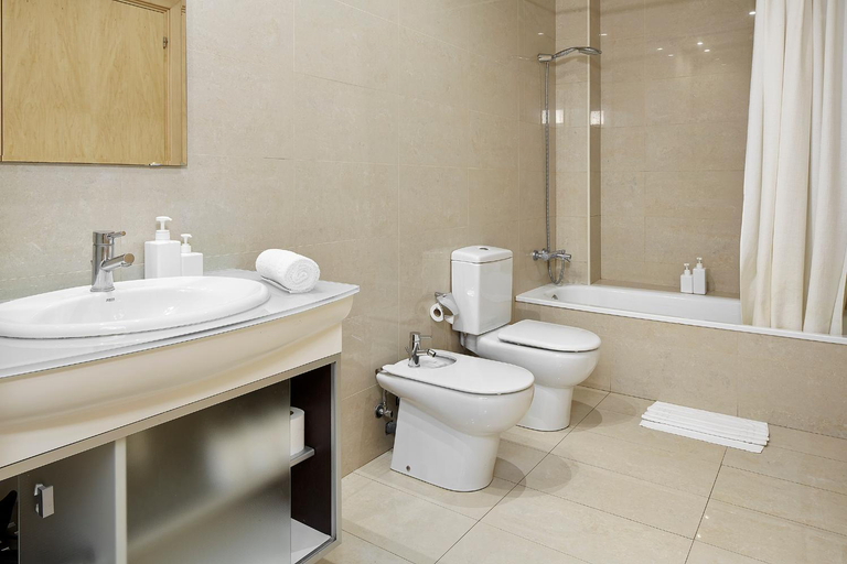 Bathroom 2, Fewdays Barcelona Apartments, Barcelona