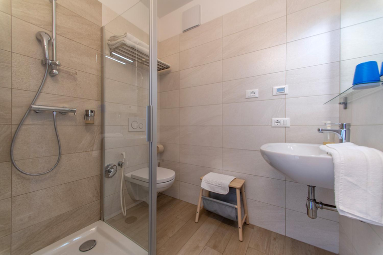Bathroom 3, 8 Grappoli Agritur, Trento