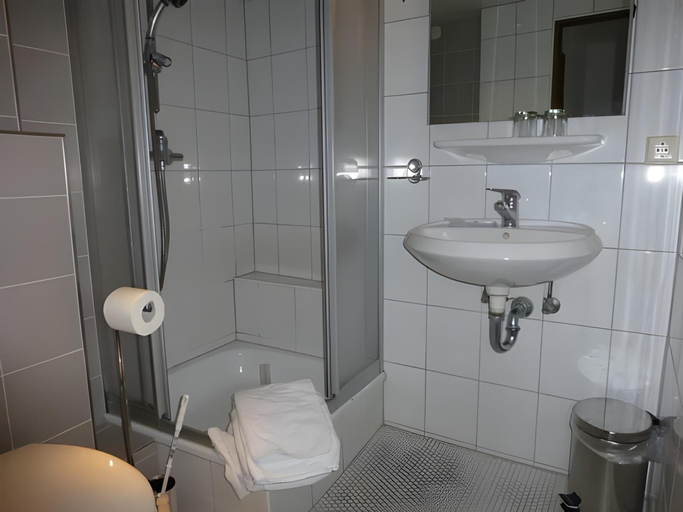 Bathroom 3, Hotel Gasthof Inselgraben garni, Lindau (Bodensee)