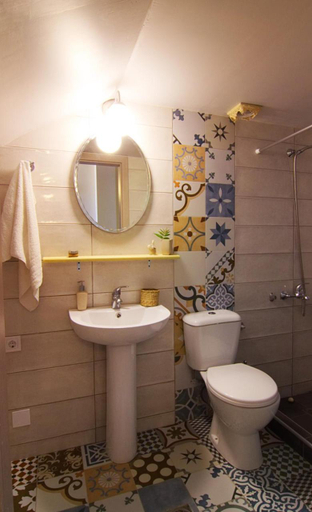 Bathroom, Auntie's home by Chania Old Harbor, Crete