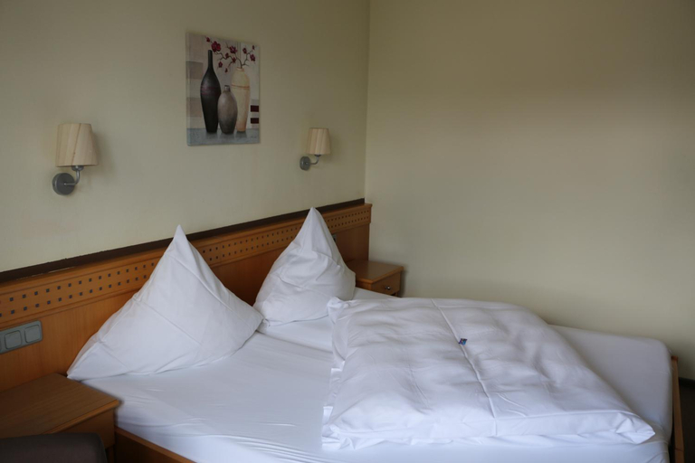 Bedroom 2, Hotel Gasthof Fenzl, Schwandorf
