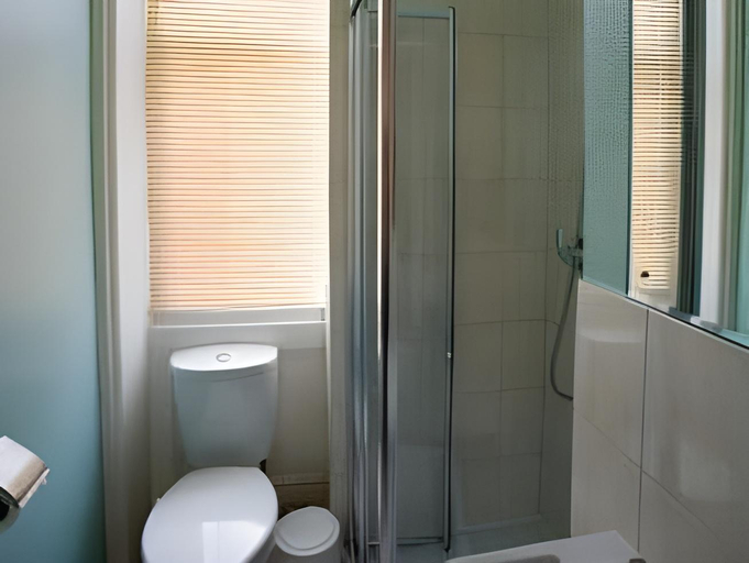 Bathroom 3, Tregonholme Hotel, Poole