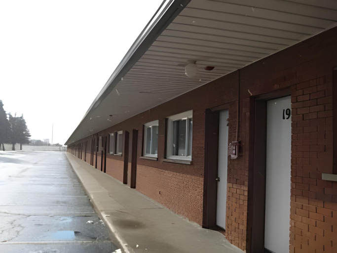 Others 5, Motel R 100, Champlain