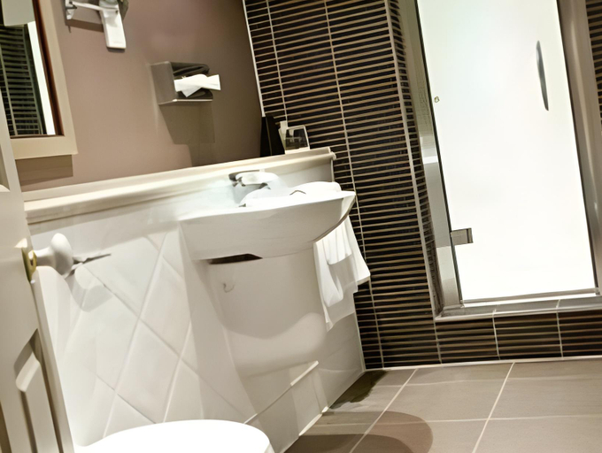 Bathroom 2, The Bell by Innkeeper's Collection, Buckinghamshire