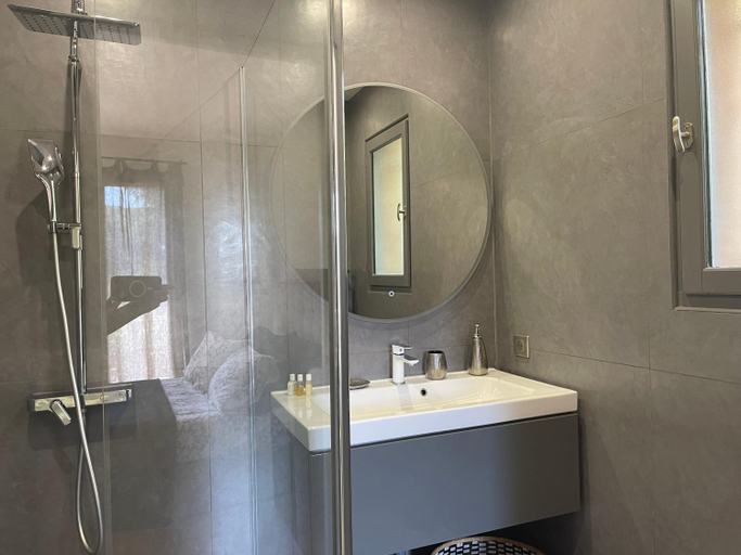 Bathroom 2, Carolienne, Alpes-Maritimes