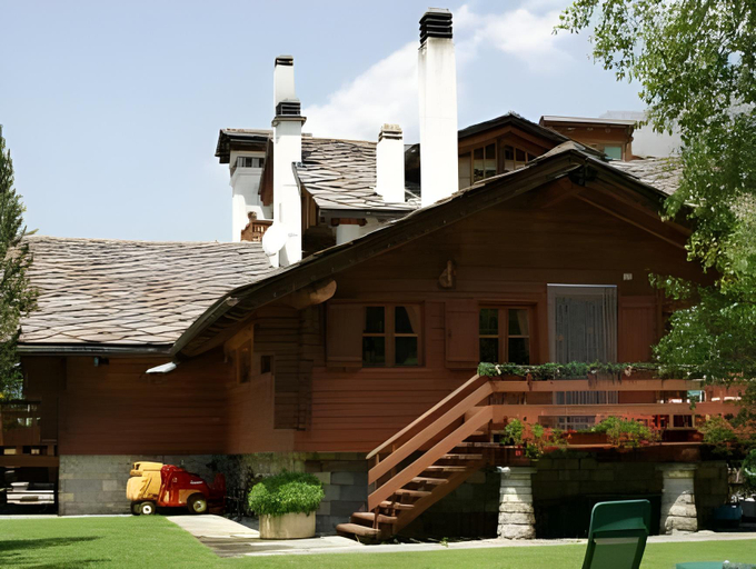 Exterior & Views