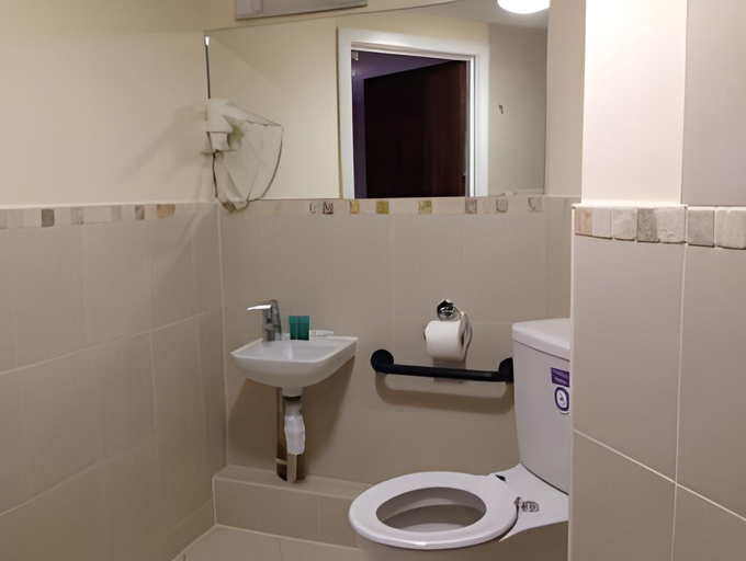 Bathroom 4, Wendover Arms Hotel, Buckinghamshire