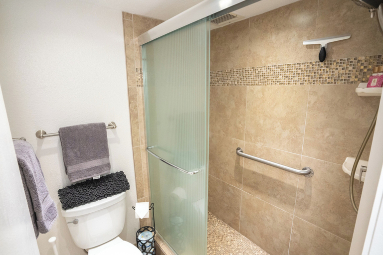 Bathroom 3, Modern & Central Oceanview Vistas, Maui
