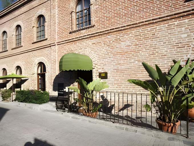 Exterior & Views