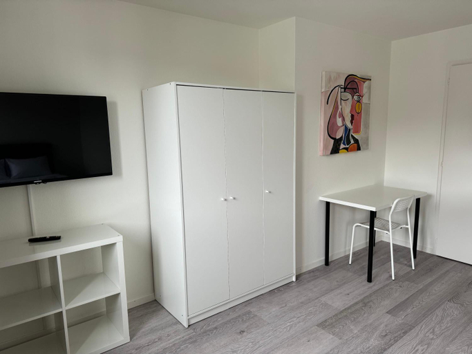 Others 3, Urban Oasis with Queen Bed and View BE-54, Zürich