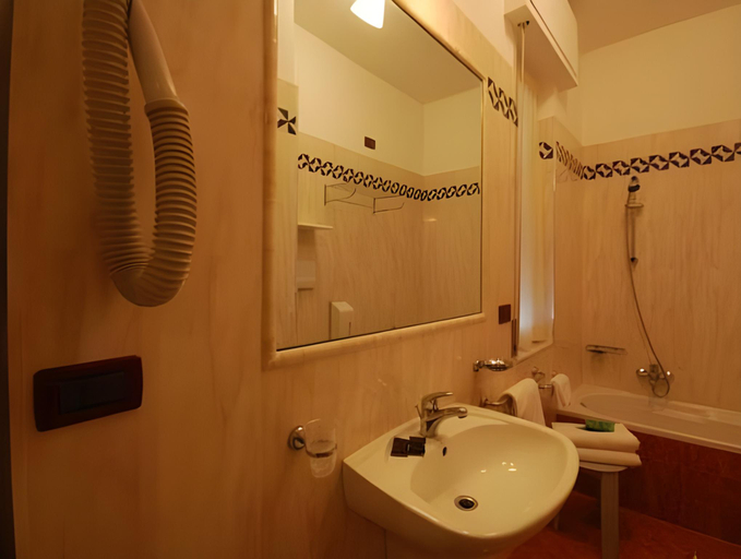 Bathroom 5, Grand Hotel Adriatico, Pescara