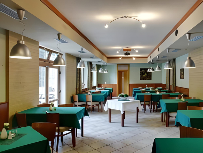 Food & Drinks 5, Hotel Sharingham, Brno