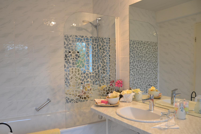 Bathroom 2, Christian Gartenhotel, Mainz-Bingen
