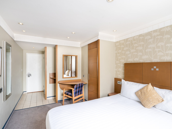 Bedroom 3, Mercure Maidstone Great Danes Hotel, Kent