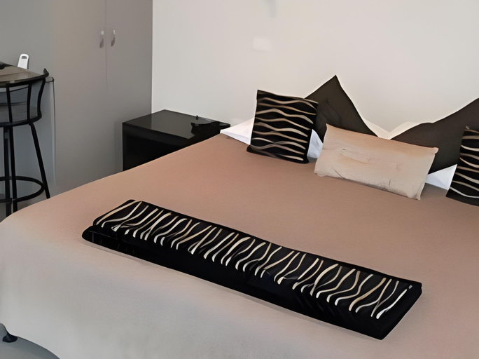 Bedroom 2, Scenicland Motels, Grey