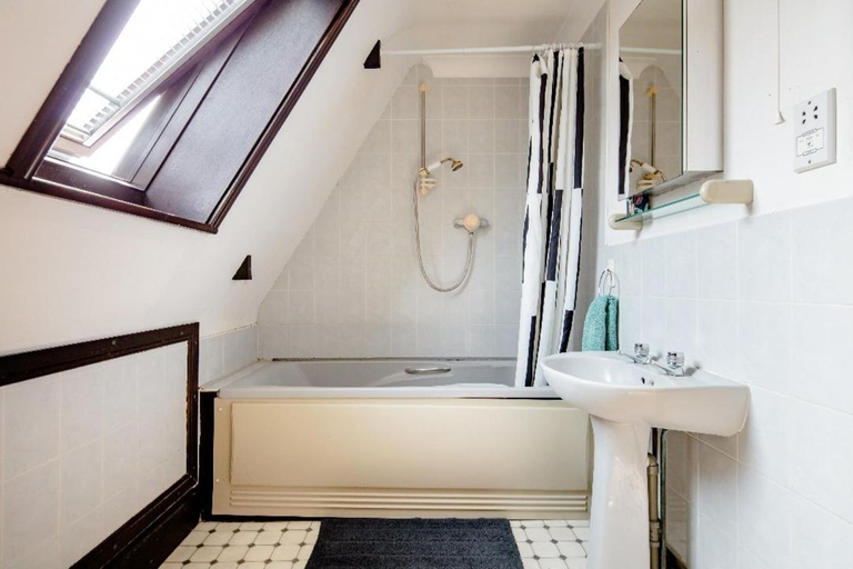 Shower, Double room 2 mins from station, London