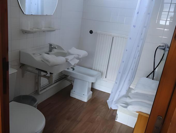 Bathroom 3, Hotel l'Equipe, Alpes-de-Haute-Provence