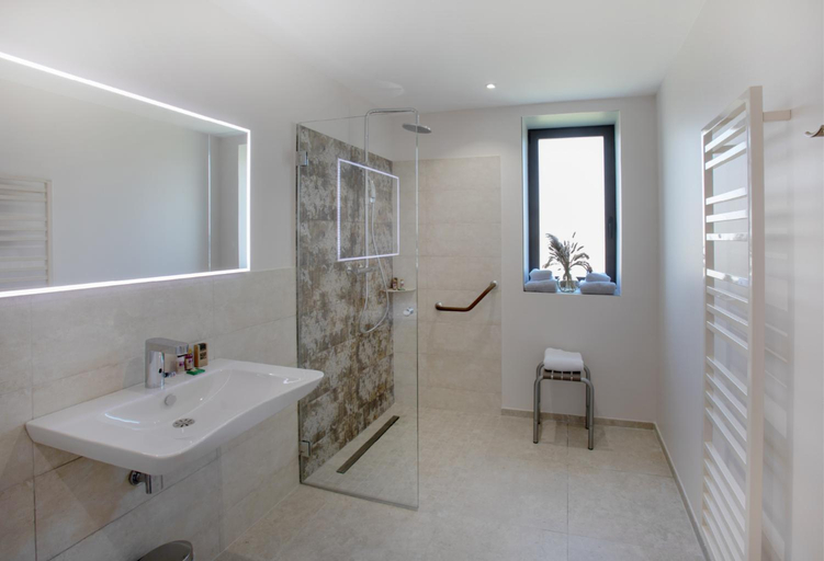 Bathroom 2, Domaine de Montine Chambres de Charme, Drôme