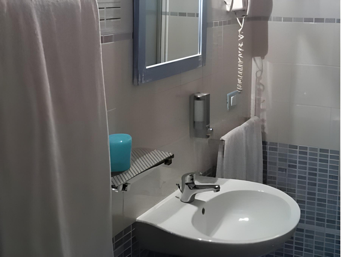 Bathroom 4, Hotel Chentu Lunas, Cagliari