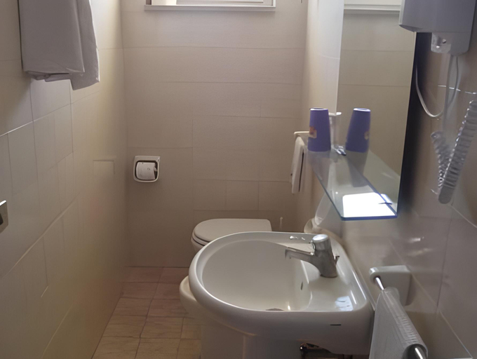 Bathroom 3, Il Girasole, Latina