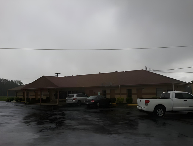 Others 3, Economy Inn Beebe, White