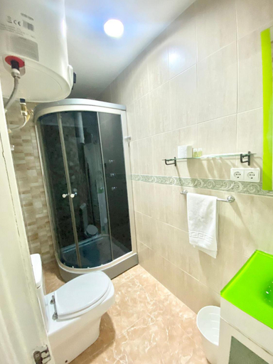 Bathroom 2, Jaime el Conquistador Apartment, Madrid
