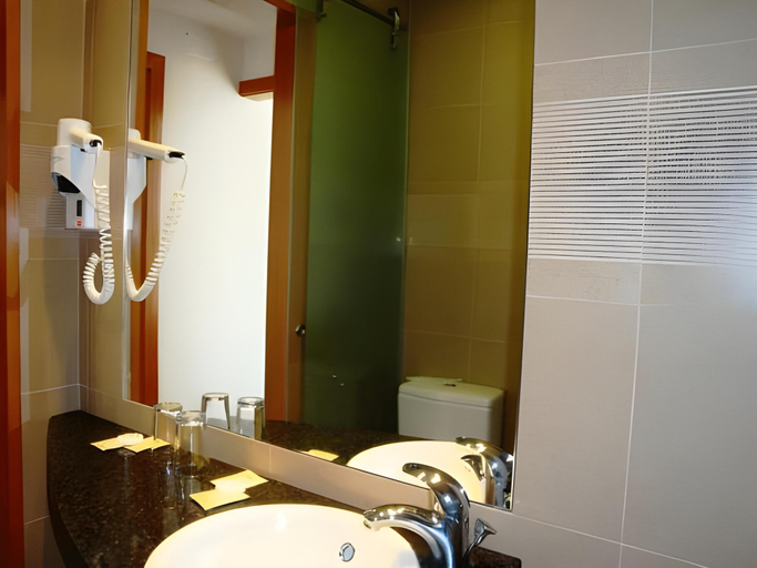 Bathroom 4, Hotel Aveiro Palace, Aveiro