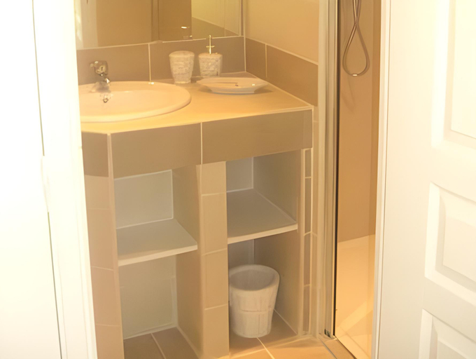 Bathroom 3, L'Oisette, Ille-et-Vilaine