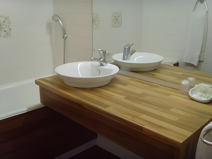 Bathroom 3, Logis La Thomasse, Cantal