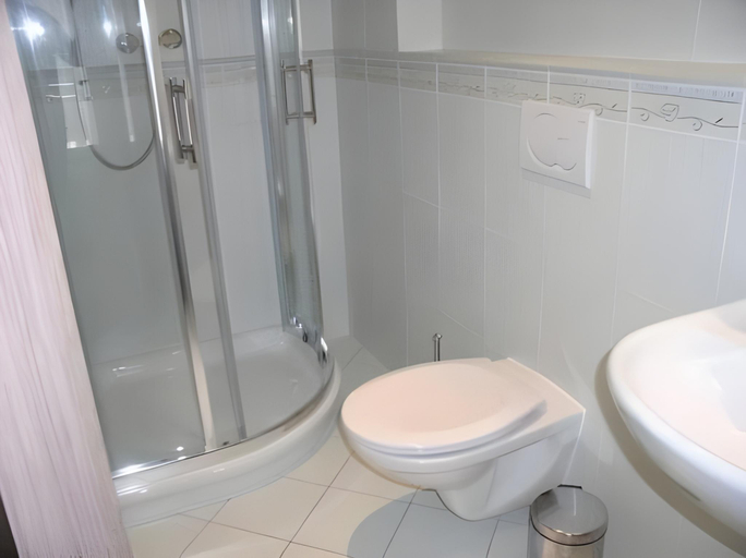 Bathroom 4, Kastiel Lucivna, Poprad
