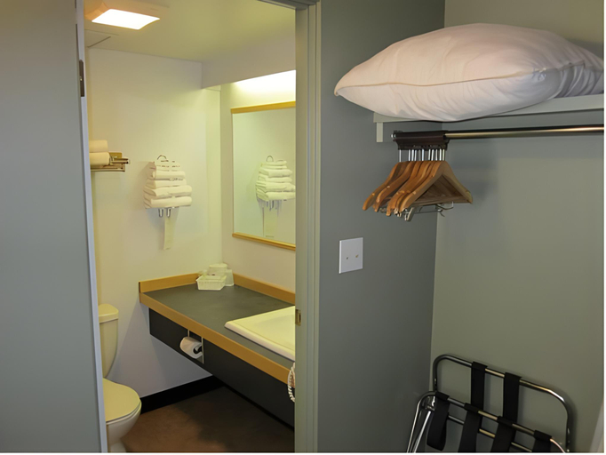 Bathroom 4, Wells Gray Inn, Thompson-Nicola