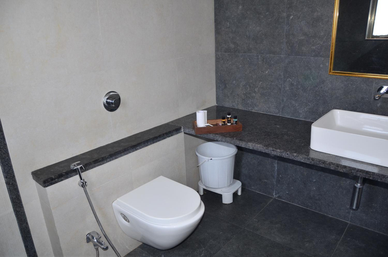 Bathroom 4, Hotel Mountain Breeze, Satara