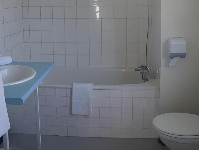 Bathroom 2, Hotel de l'Ours, Pyrénées-Atlantiques