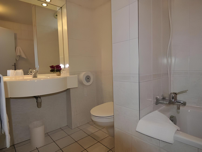 Bathroom 3, Contact Hotel Foch, Doubs